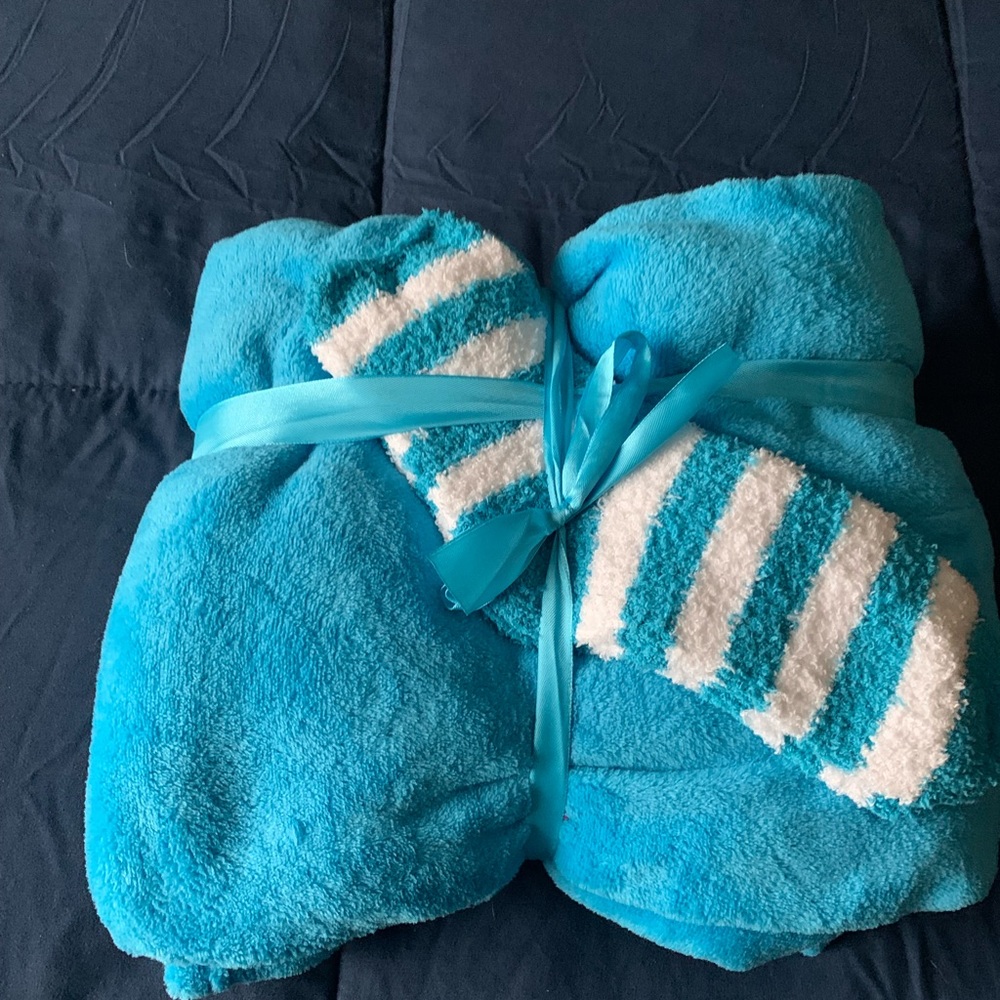 🎁 Fluffy plush blanket with matching socks (NWOT)